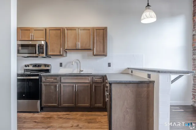 $2,100 | 424 Main Street, Unit J, Middletown, CT 06457