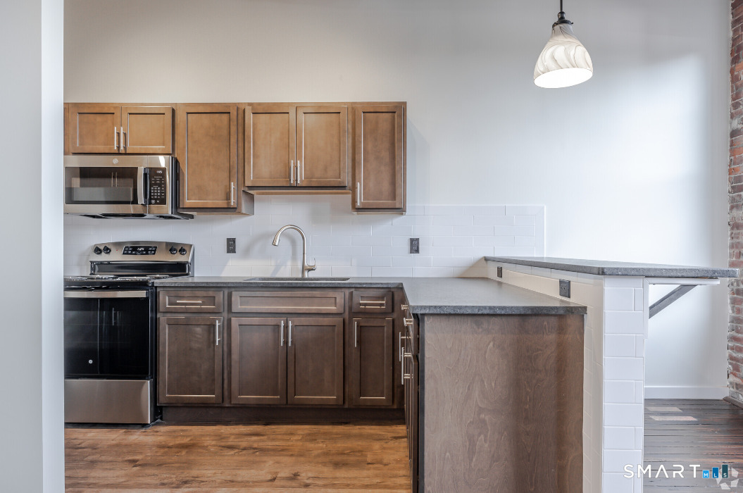 424 Main Street, Unit J Middletown, CT 06457 - Photo 2 of 14