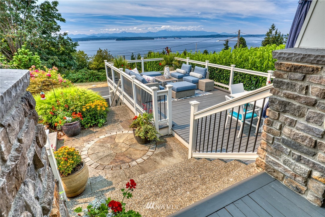 9864 46th Avenue Southwest Seattle, WA 98136 - Photo 2 of 34 Gallery Image 2