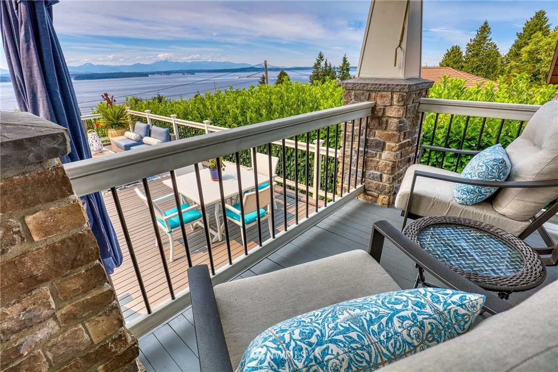 9864 46th Avenue Southwest Seattle, WA 98136 - Photo 3 of 34 Gallery Image 3