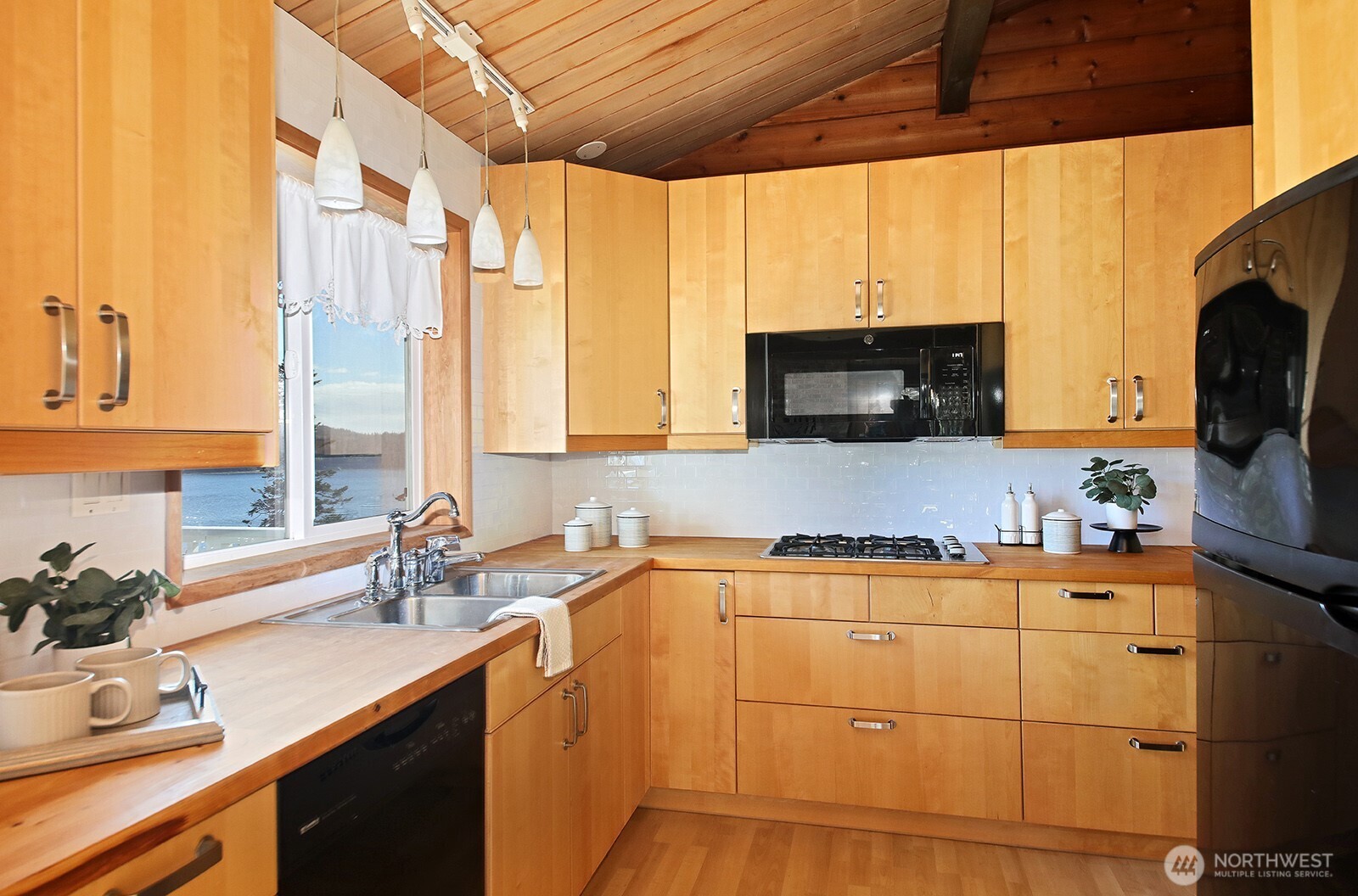 1412 Commodore Place Freeland, WA 98249 - Photo 12 of 35