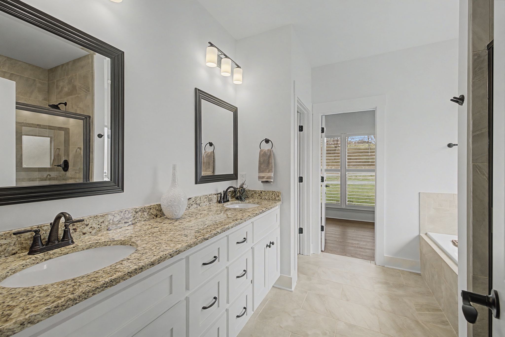 238 Hill Creek Road Woodbury, TN 37190 - Photo 20 of 40 a bathroom with double sink and two mirror