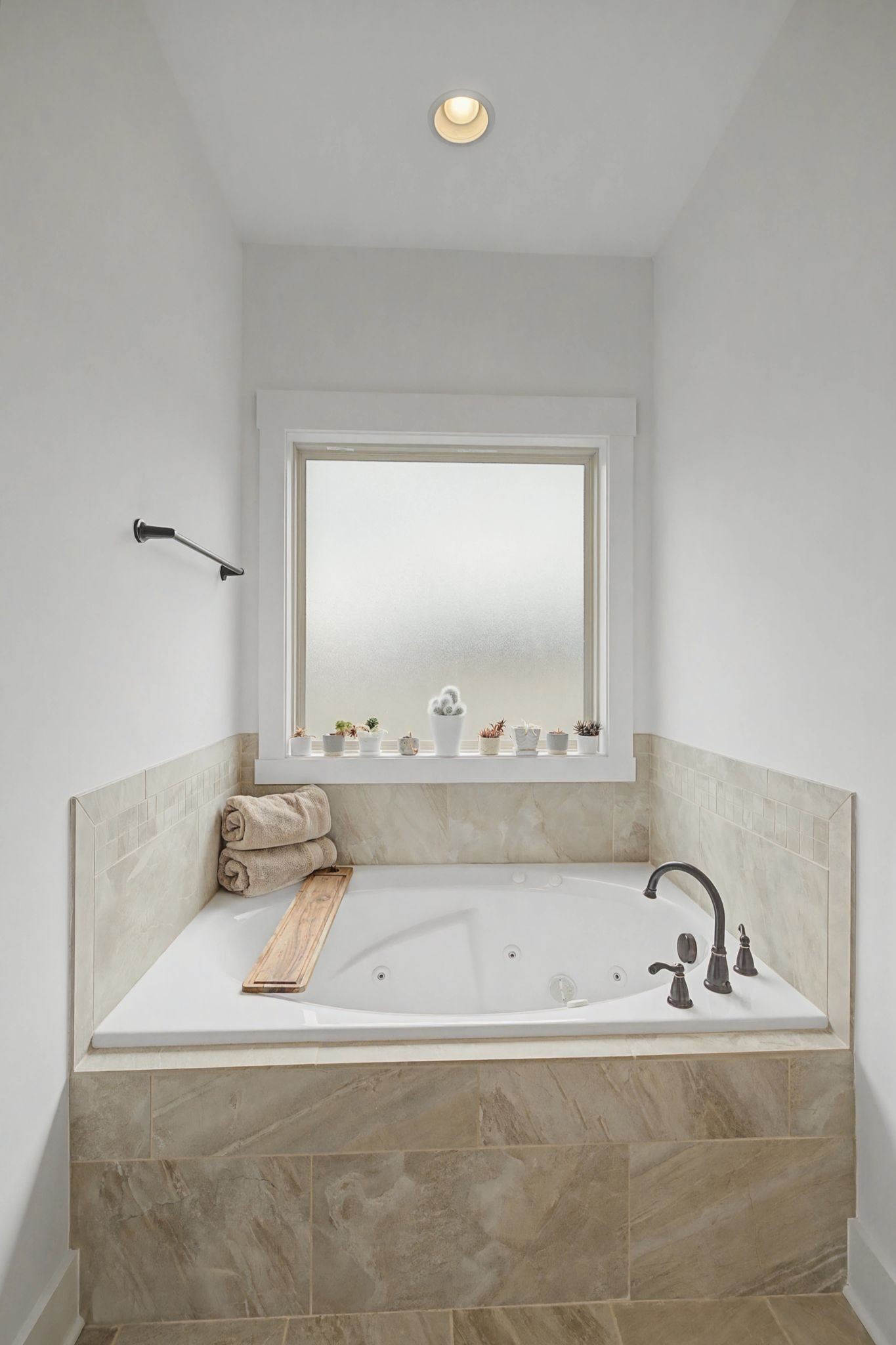238 Hill Creek Road Woodbury, TN 37190 - Photo 22 of 40 a bathroom with a bathtub and a window
