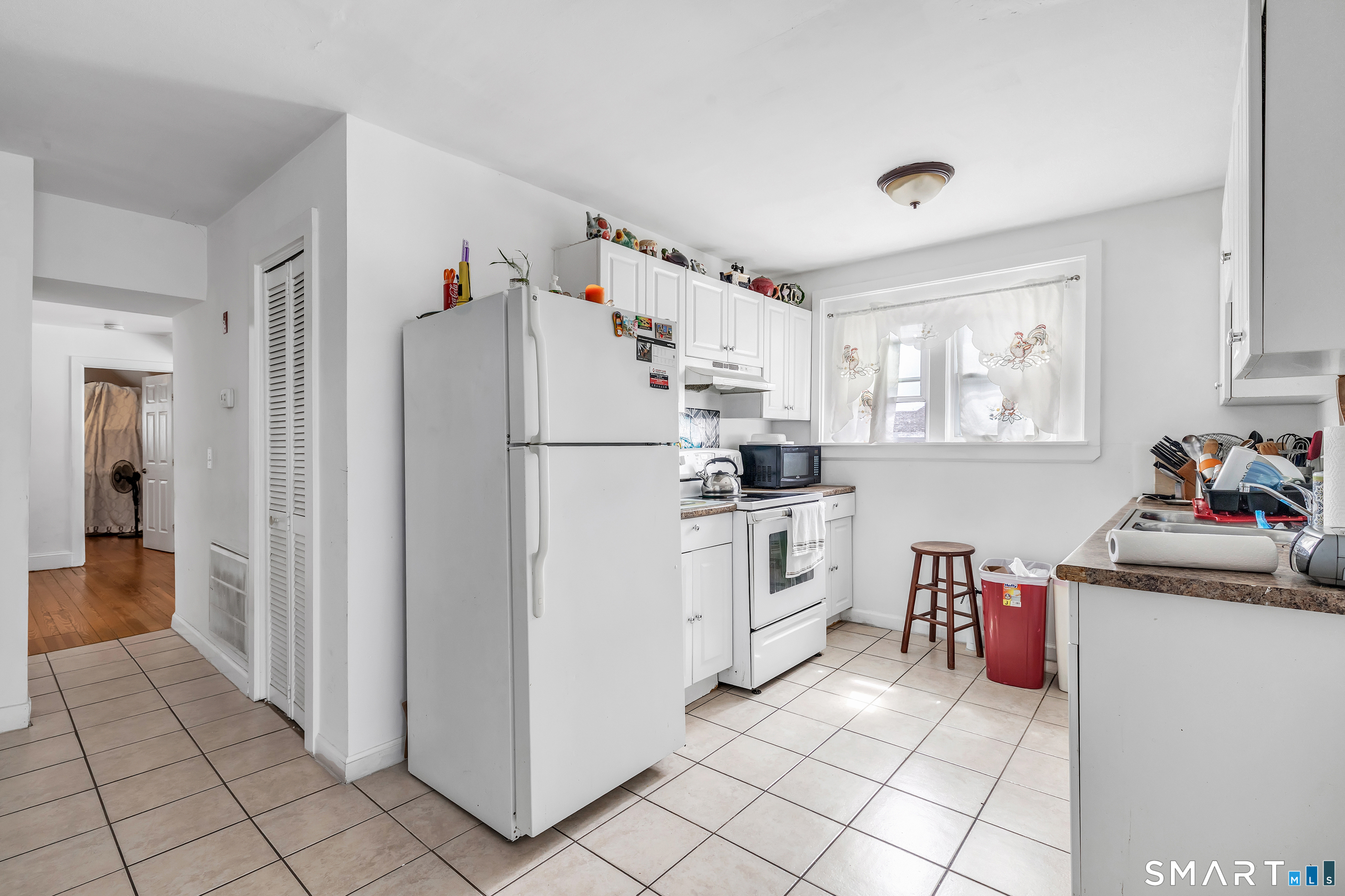 189 Wells Street Bridgeport, CT 06606 - Photo 26 of 40 3rd Floor - Offers 946 sq ft -Kitchen offers electric stove and Fridge