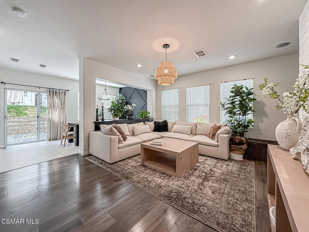 619 Hooper Avenue Simi Valley, CA 93065 - Photo 7 of 56