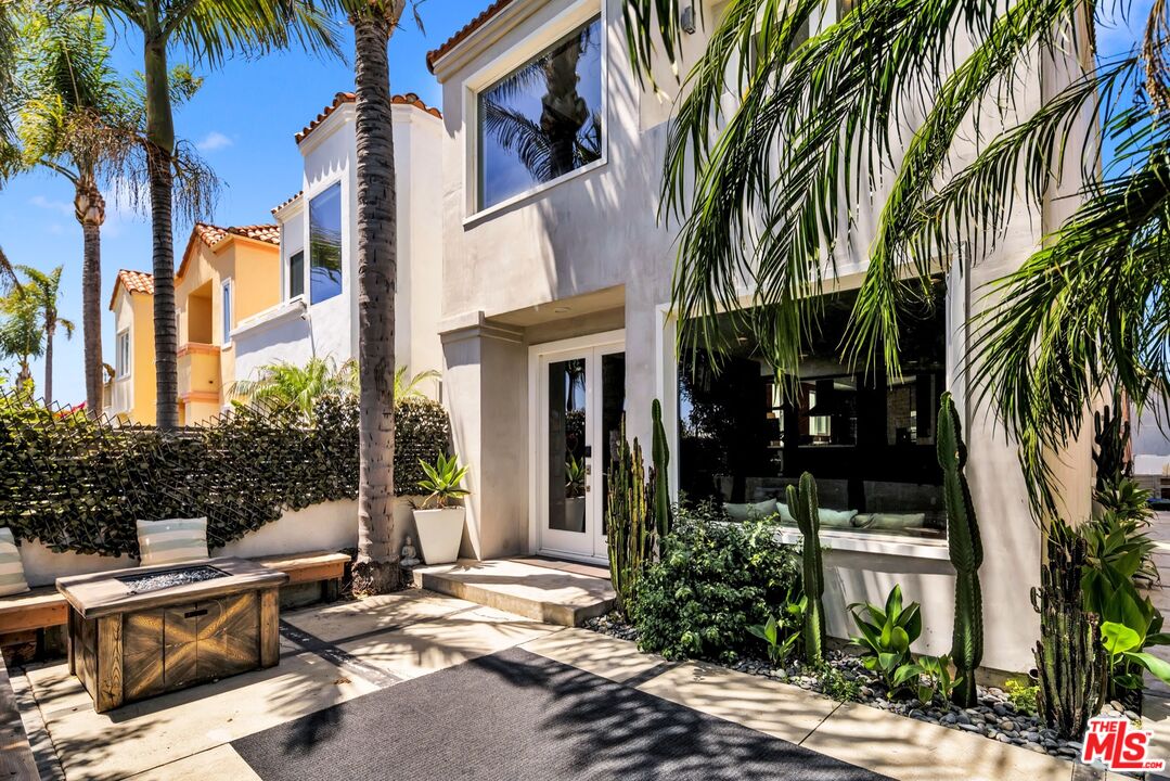 679 Washington Boulevard Marina del Rey, CA 90292 - Photo 1 of 37 a view of a building with a patio