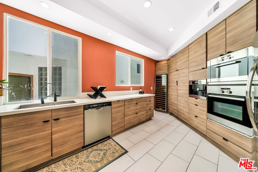 679 Washington Boulevard Marina del Rey, CA 90292 - Photo 11 of 37 a large kitchen with stainless steel appliances granite countertop a stove and a sink