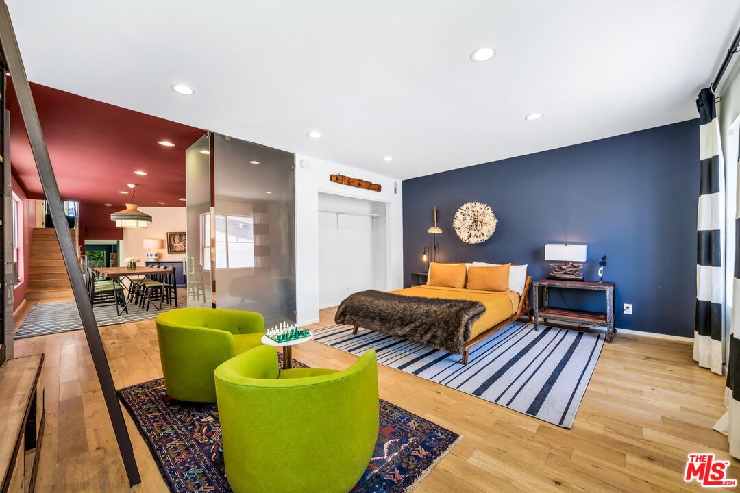 679 Washington Boulevard Marina del Rey, CA 90292 - Photo 17 of 37 a living room with furniture and a table