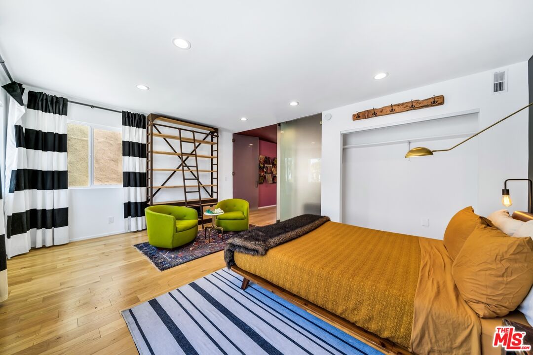 679 Washington Boulevard Marina del Rey, CA 90292 - Photo 18 of 37 a bedroom with a bed and wooden floor