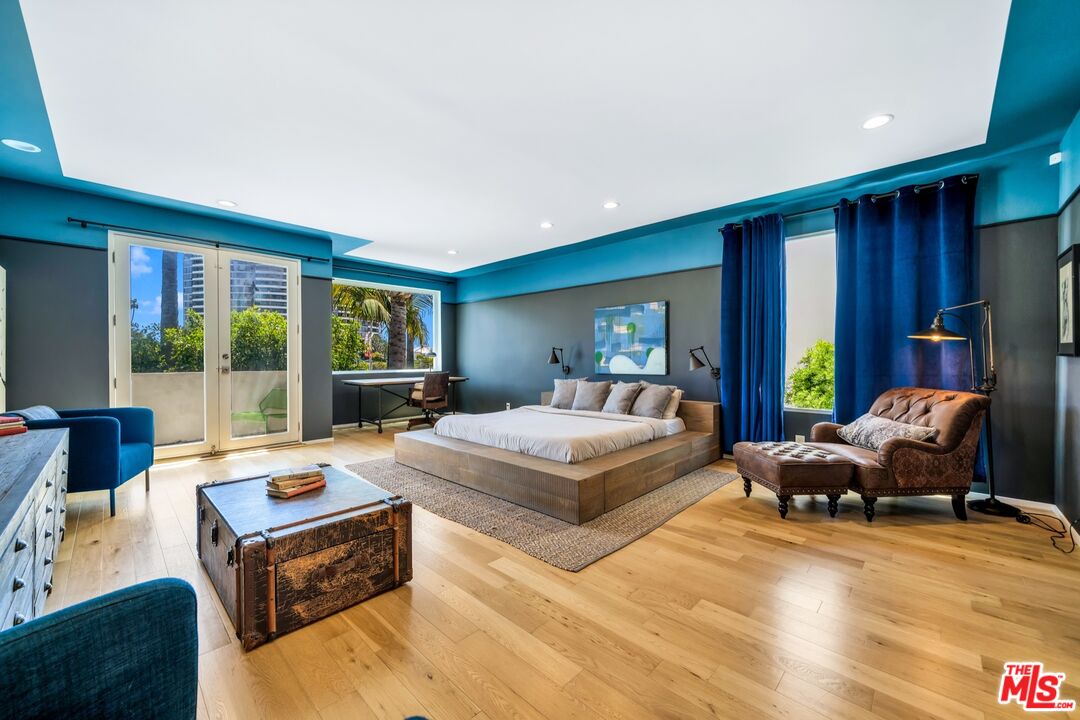 679 Washington Boulevard Marina del Rey, CA 90292 - Photo 20 of 37 a bedroom with a bed and large windows