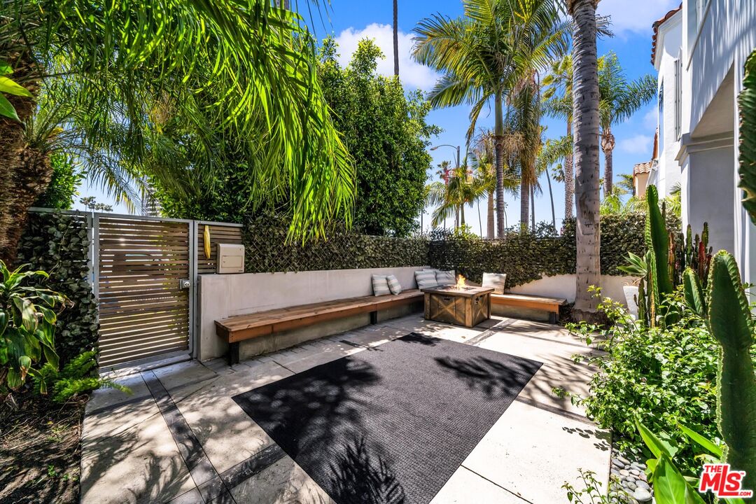 679 Washington Boulevard Marina del Rey, CA 90292 - Photo 2 of 37 a view of a bench in a backyard
