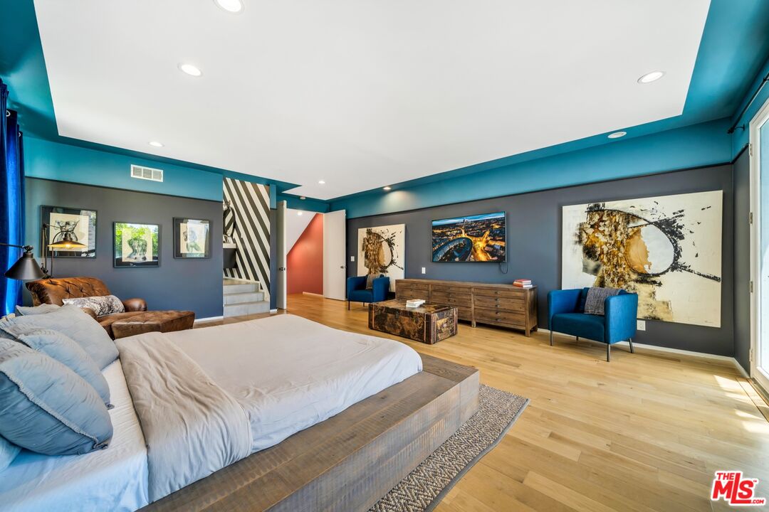 679 Washington Boulevard Marina del Rey, CA 90292 - Photo 21 of 37 a bedroom with a large bed and a large window