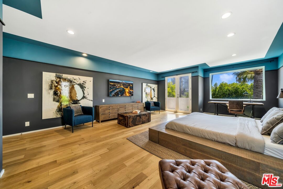 679 Washington Boulevard Marina del Rey, CA 90292 - Photo 22 of 37 a bedroom with furniture and window