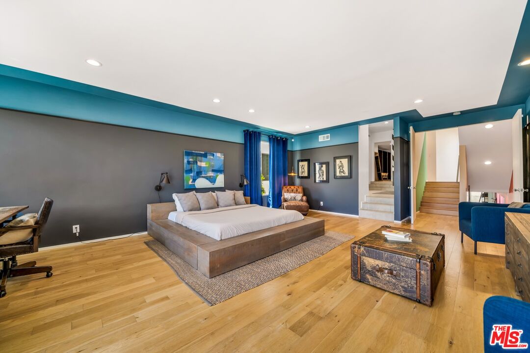 679 Washington Boulevard Marina del Rey, CA 90292 - Photo 23 of 37 a spacious bedroom with a large bed and a large mirror