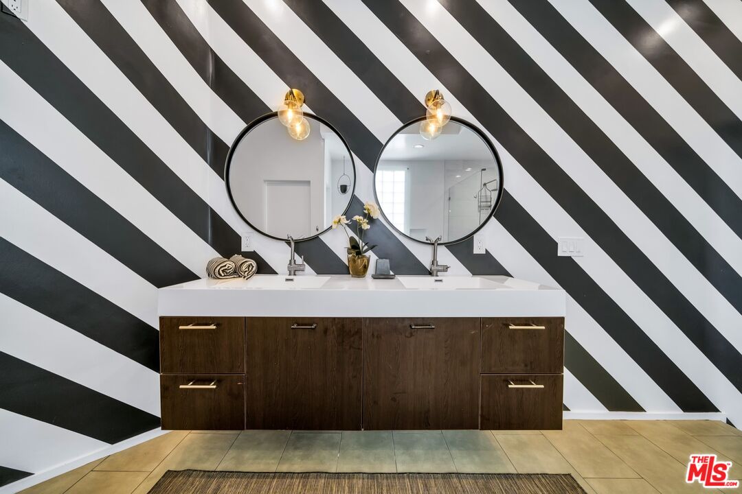 679 Washington Boulevard Marina del Rey, CA 90292 - Photo 24 of 37 a living room with a sink and a mirror