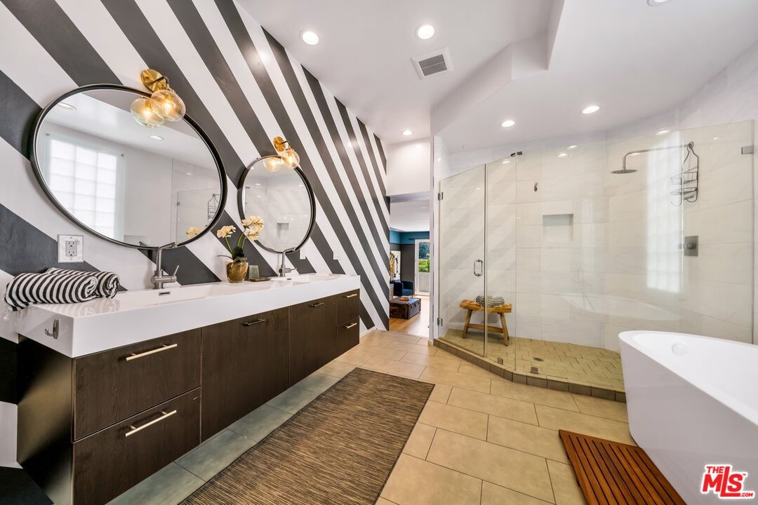679 Washington Boulevard Marina del Rey, CA 90292 - Photo 25 of 37 a spacious bathroom with a bathtub and a chandelier