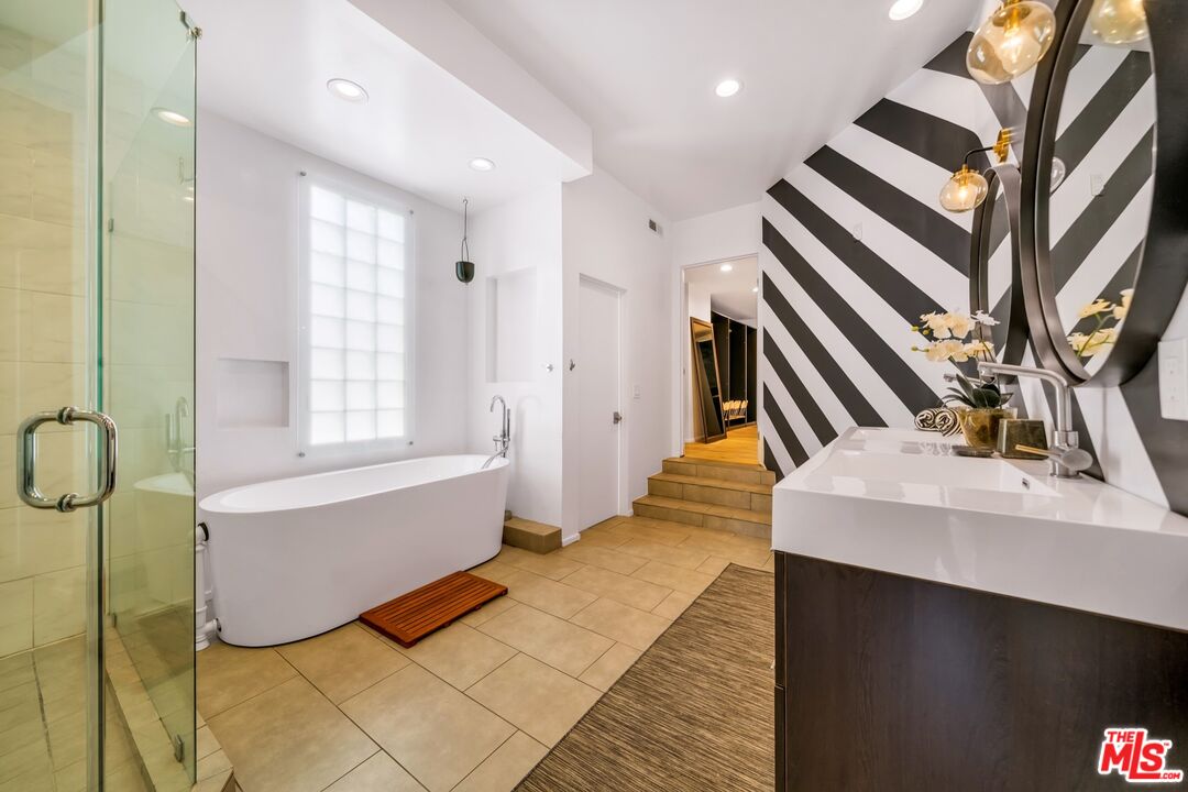 679 Washington Boulevard Marina del Rey, CA 90292 - Photo 26 of 37 a bathroom with a bathtub and shower