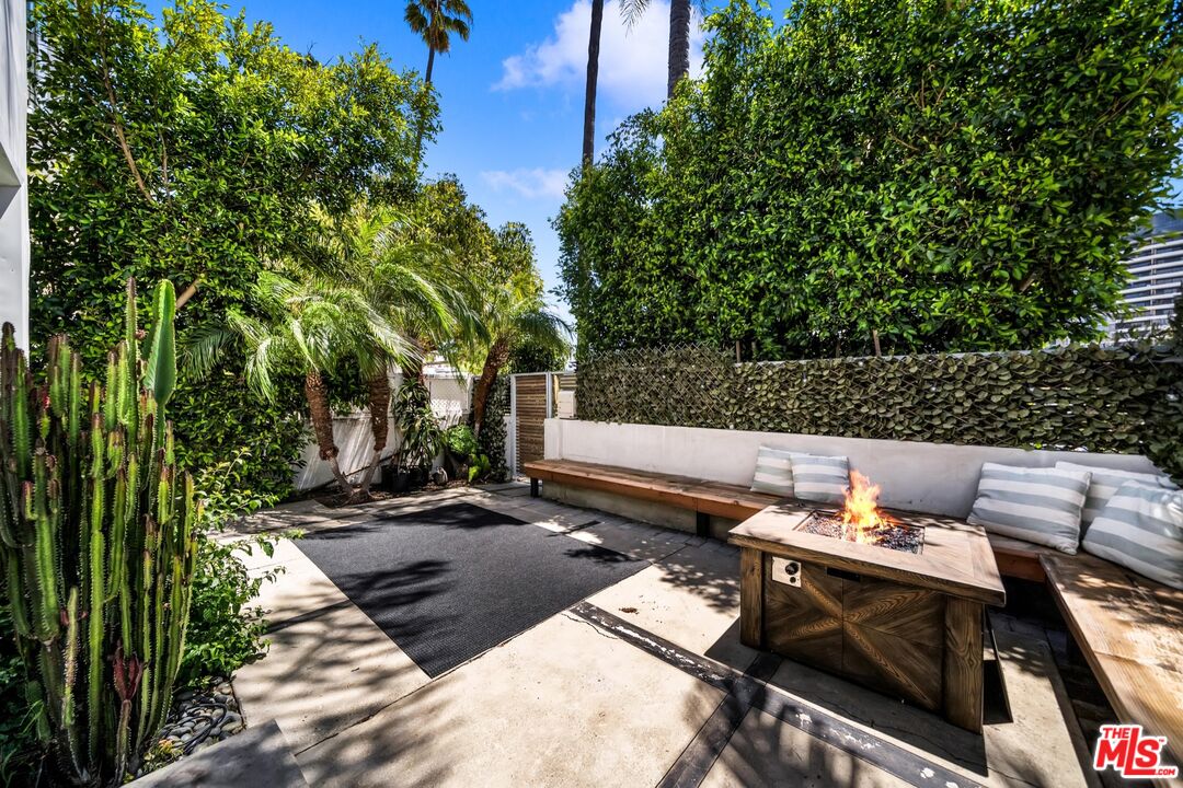 679 Washington Boulevard Marina del Rey, CA 90292 - Photo 3 of 37 a view of a backyard with sitting area