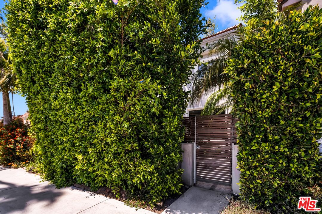 679 Washington Boulevard Marina del Rey, CA 90292 - Photo 32 of 37 a view of outdoor space and deck