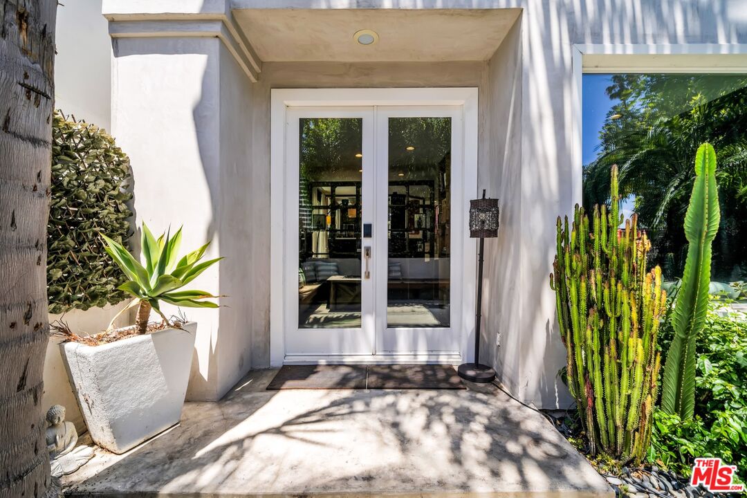 679 Washington Boulevard Marina del Rey, CA 90292 - Photo 4 of 37 a view of a entryway door of the house