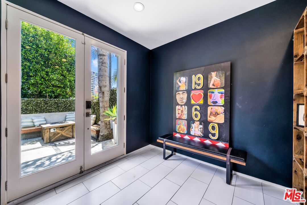 679 Washington Boulevard Marina del Rey, CA 90292 - Photo 5 of 37 a room with toys and a window