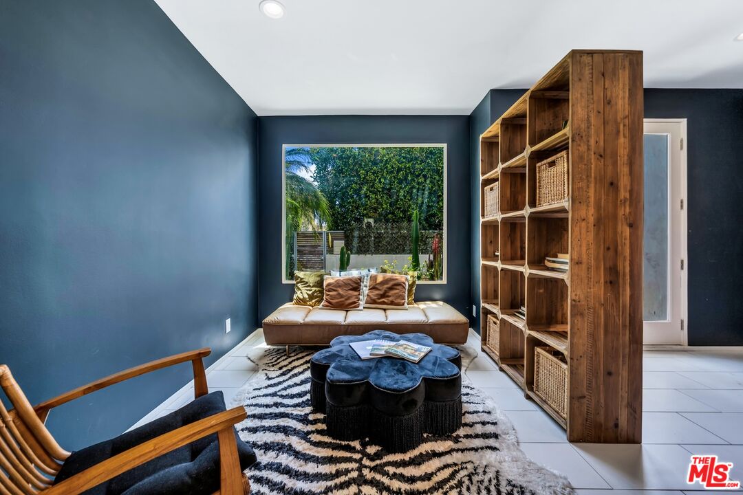 679 Washington Boulevard Marina del Rey, CA 90292 - Photo 6 of 37 a living room with furniture