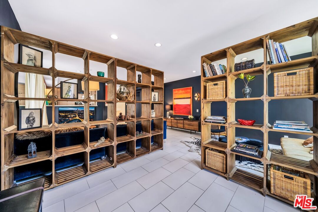679 Washington Boulevard Marina del Rey, CA 90292 - Photo 10 of 37 a view of living room with shelves