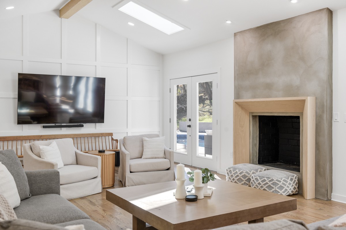 270 Hurt Road Hendersonville, TN 37075 - Photo 17 of 68 a living room with furniture and a flat screen tv