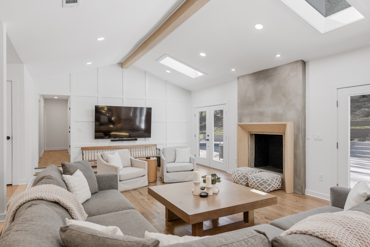 270 Hurt Road Hendersonville, TN 37075 - Photo 18 of 68 a living room with furniture and a flat screen tv