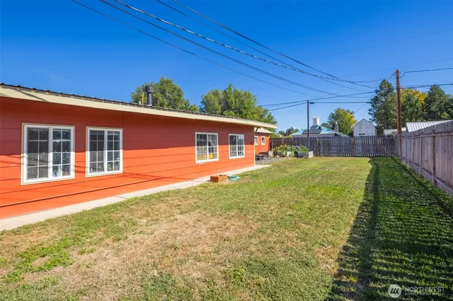 a view of a house with backyard and sitting area