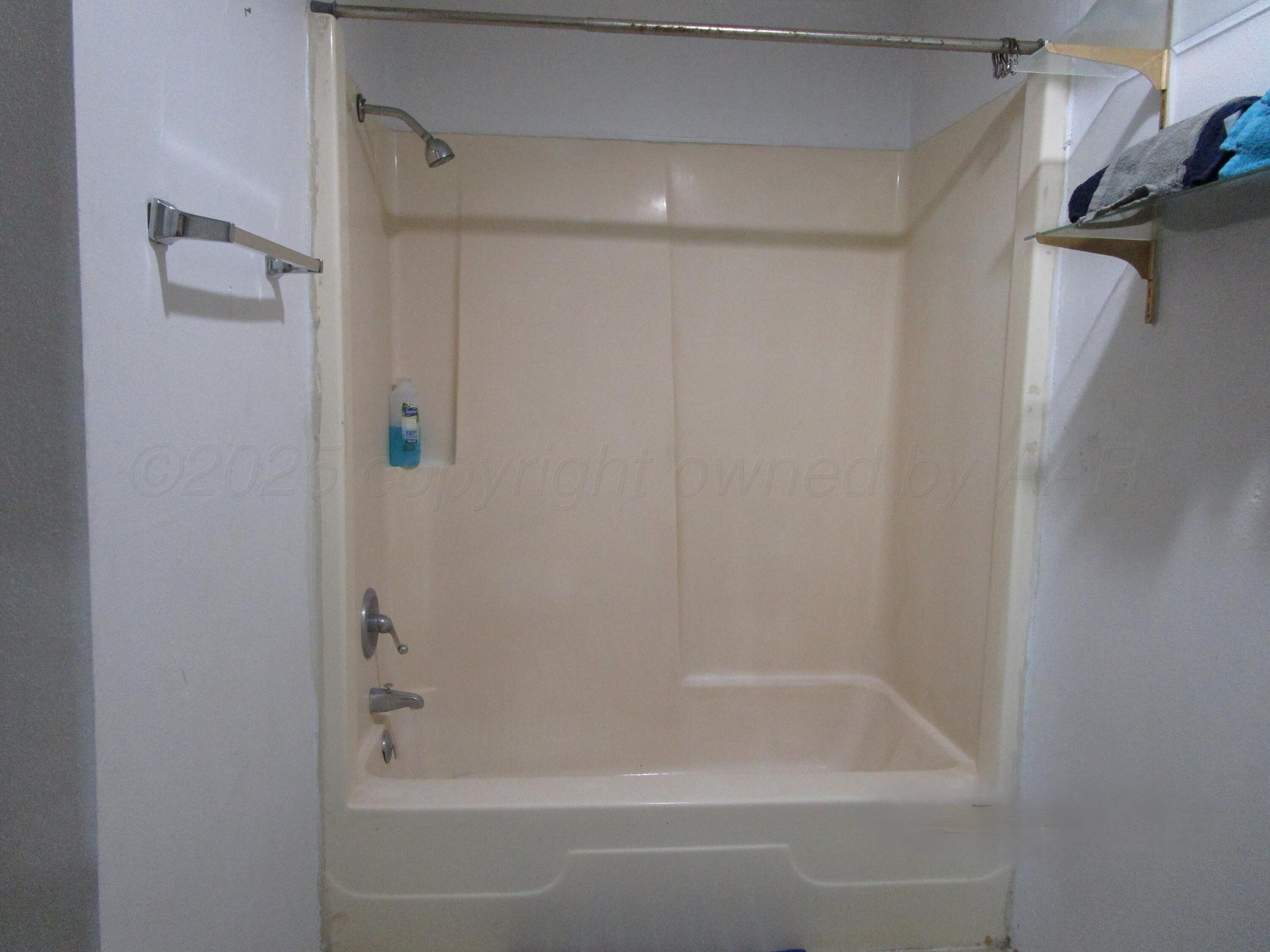 200 West 7th Street Borger, TX 79007 - Photo 5 of 8 a close up of a bathtub