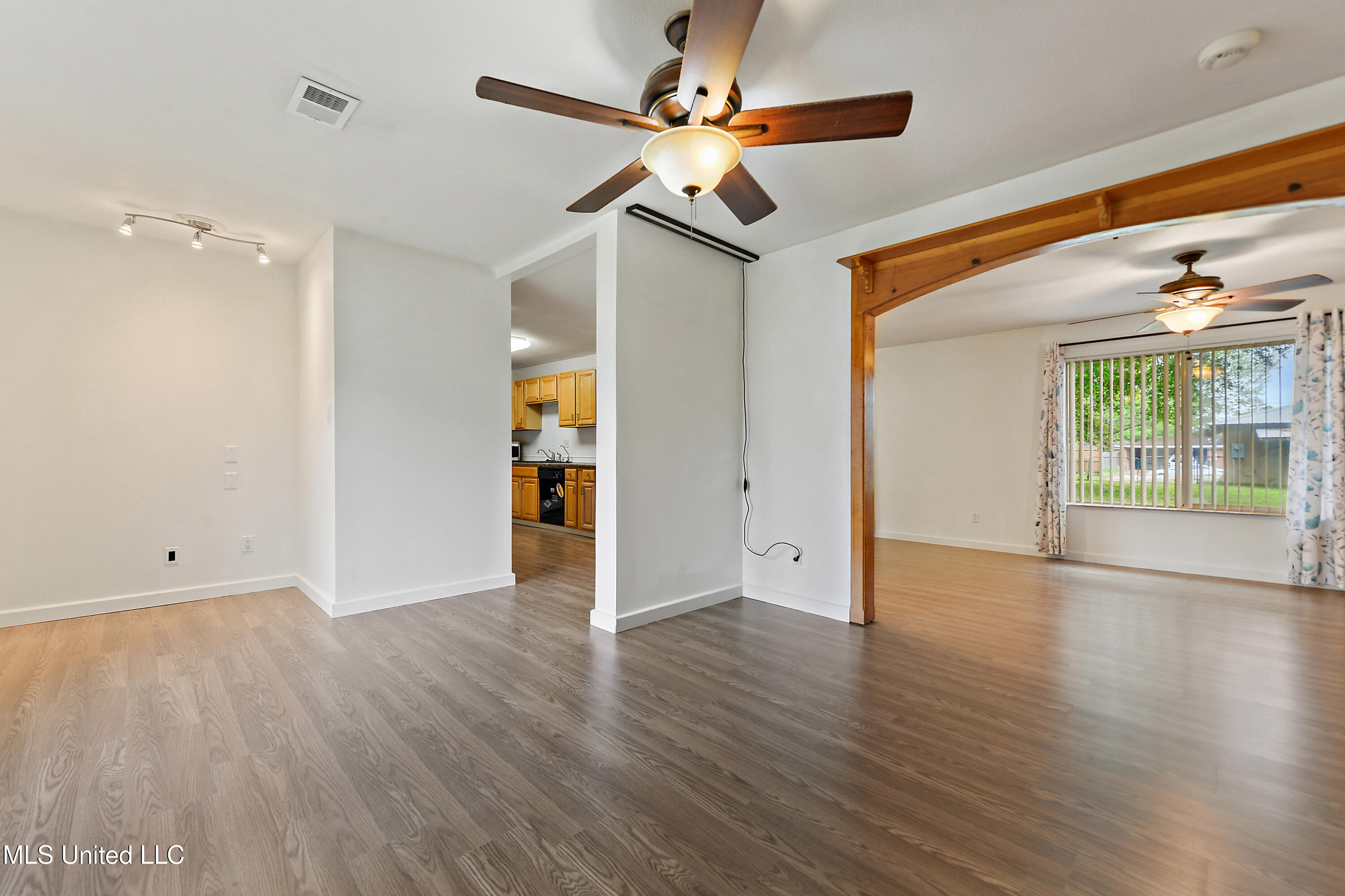 112 Ralph Drive Gulfport, MS 39503 - Photo 5 of 26 Living areas/Dining