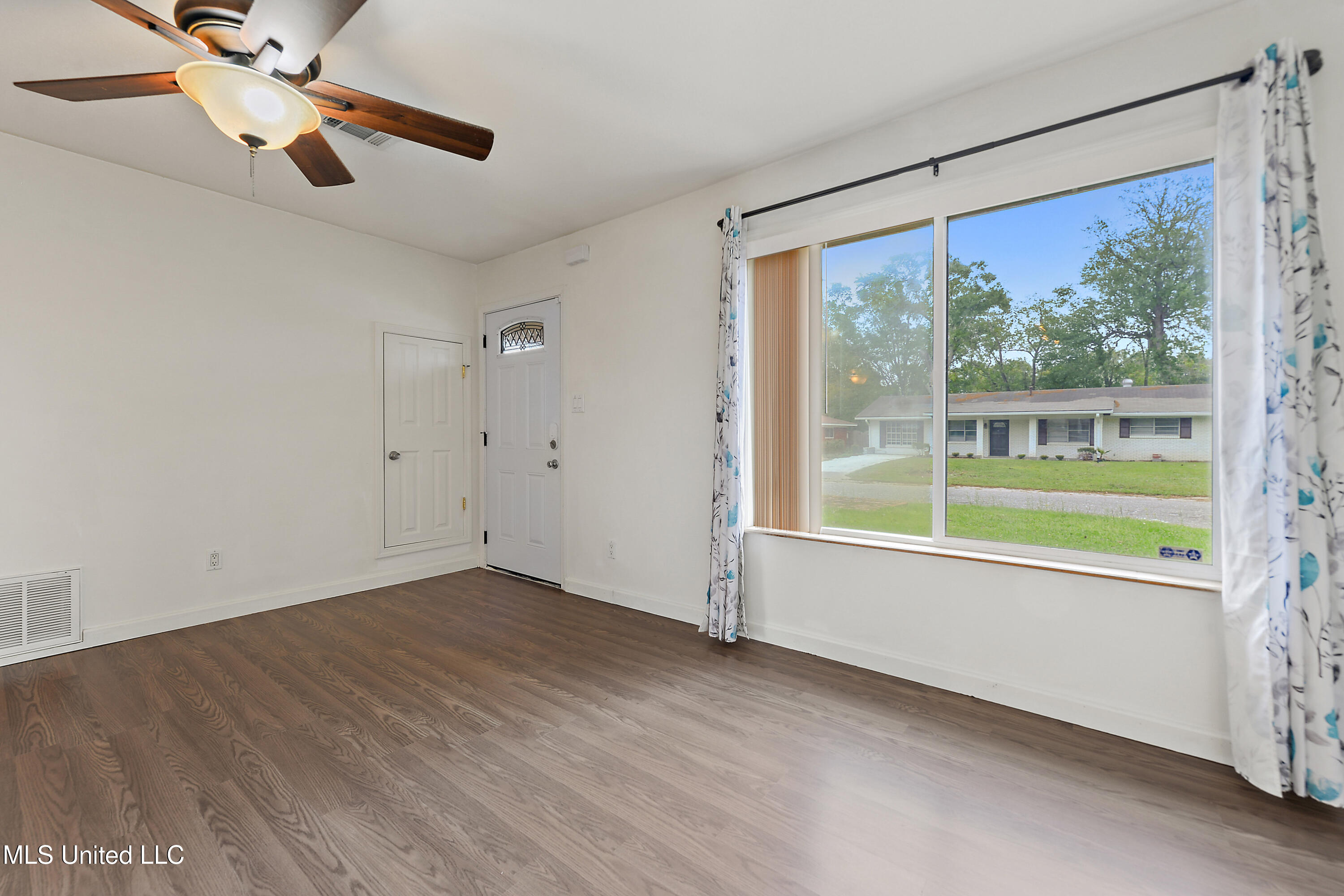 112 Ralph Drive Gulfport, MS 39503 - Photo 7 of 26 IMG_5991