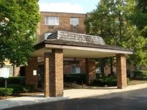 $1,800 | 1375 Rebecca Drive, Unit 219, Hoffman Estates, IL 60169