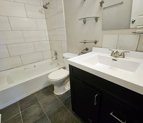 $1,800 | 1375 Rebecca Drive, Unit 219, Hoffman Estates, IL 60169