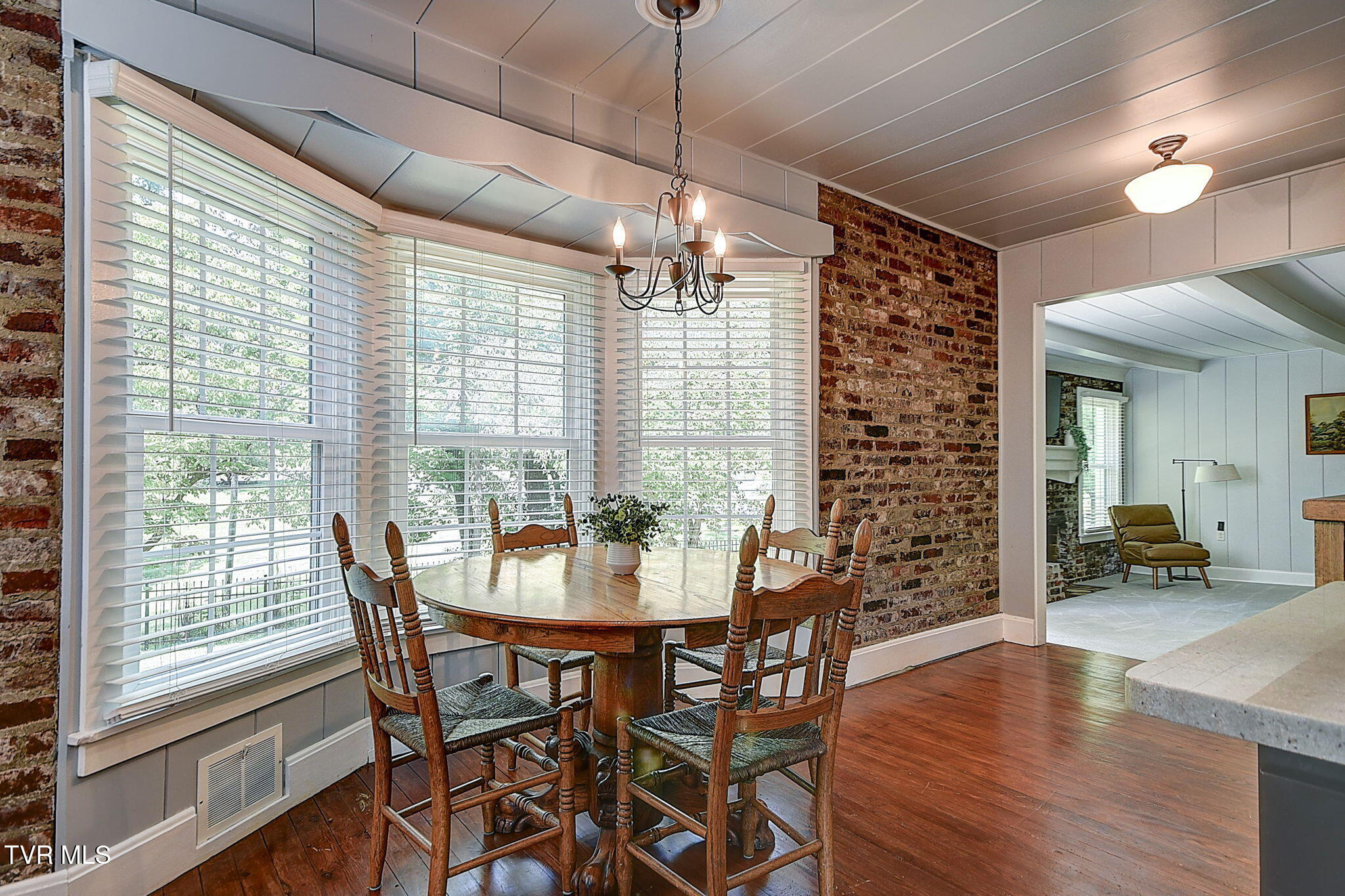 204 Parkway Road Bristol, TN 37620 - Photo 19 of 75 21-web-or-mls-204 Parkway KW-21