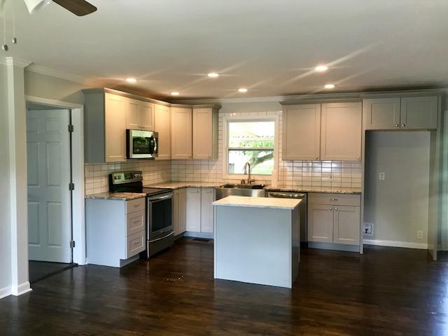Wow! Nice granite w/designer paint colors !