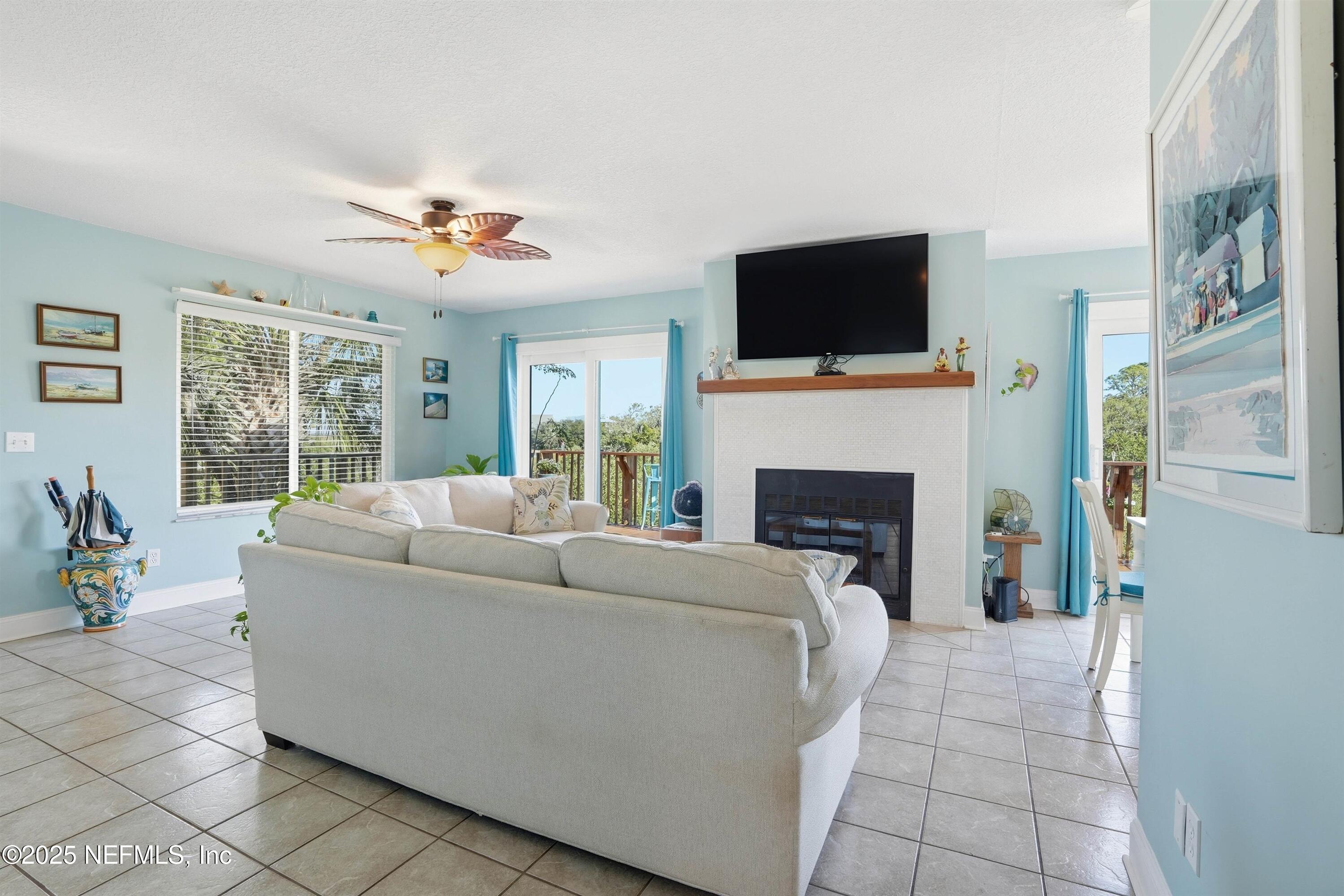 31 Oak Street St. Augustine, FL 32084 - Photo 6 of 41 06-Living Room