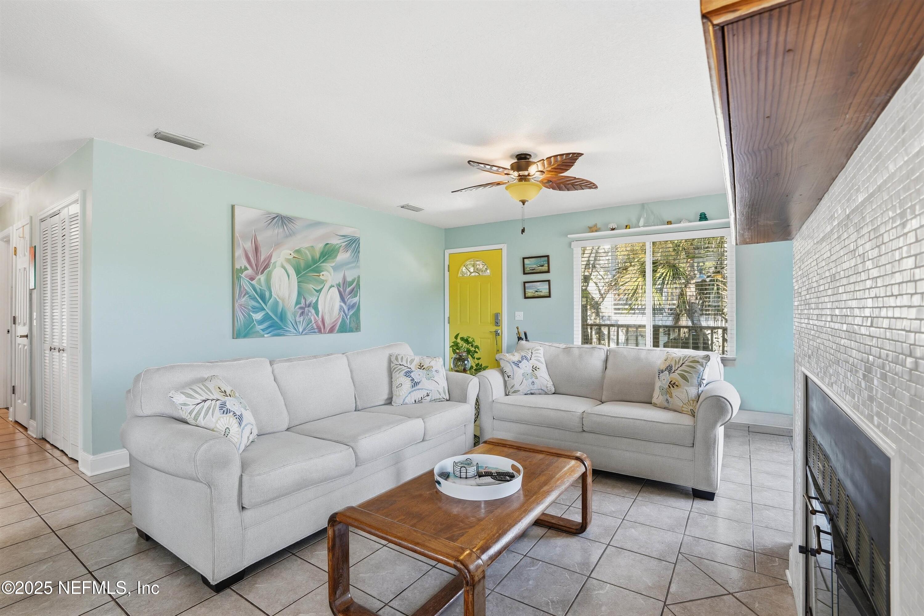 31 Oak Street St. Augustine, FL 32084 - Photo 7 of 41 07-Living Room