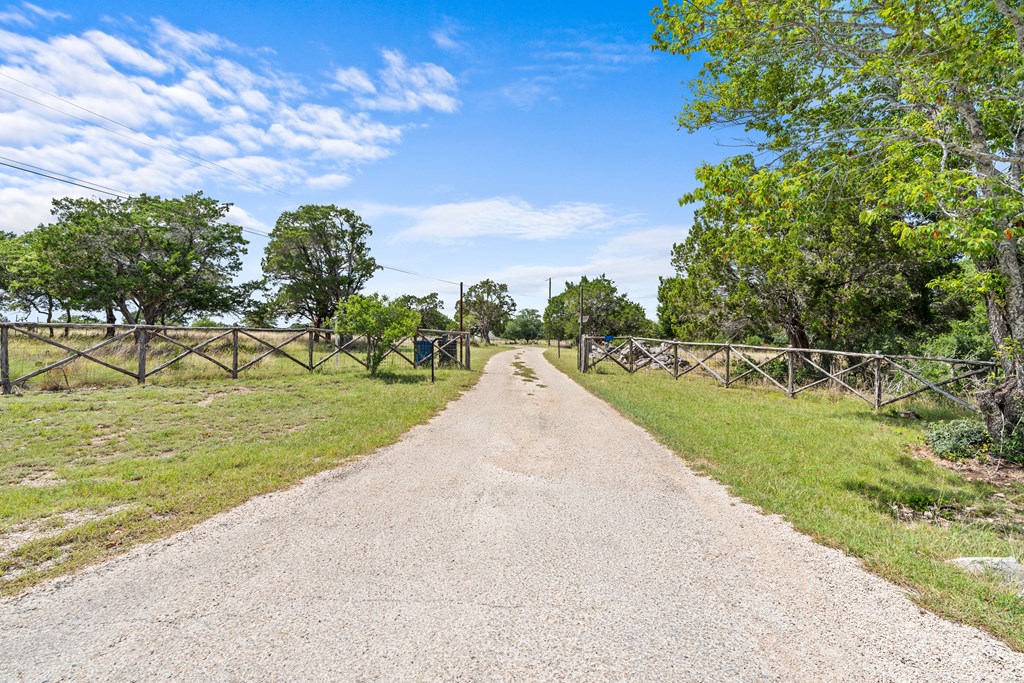 320 Spicer Loop Kerrville, TX 78028 - Photo 4 of 48