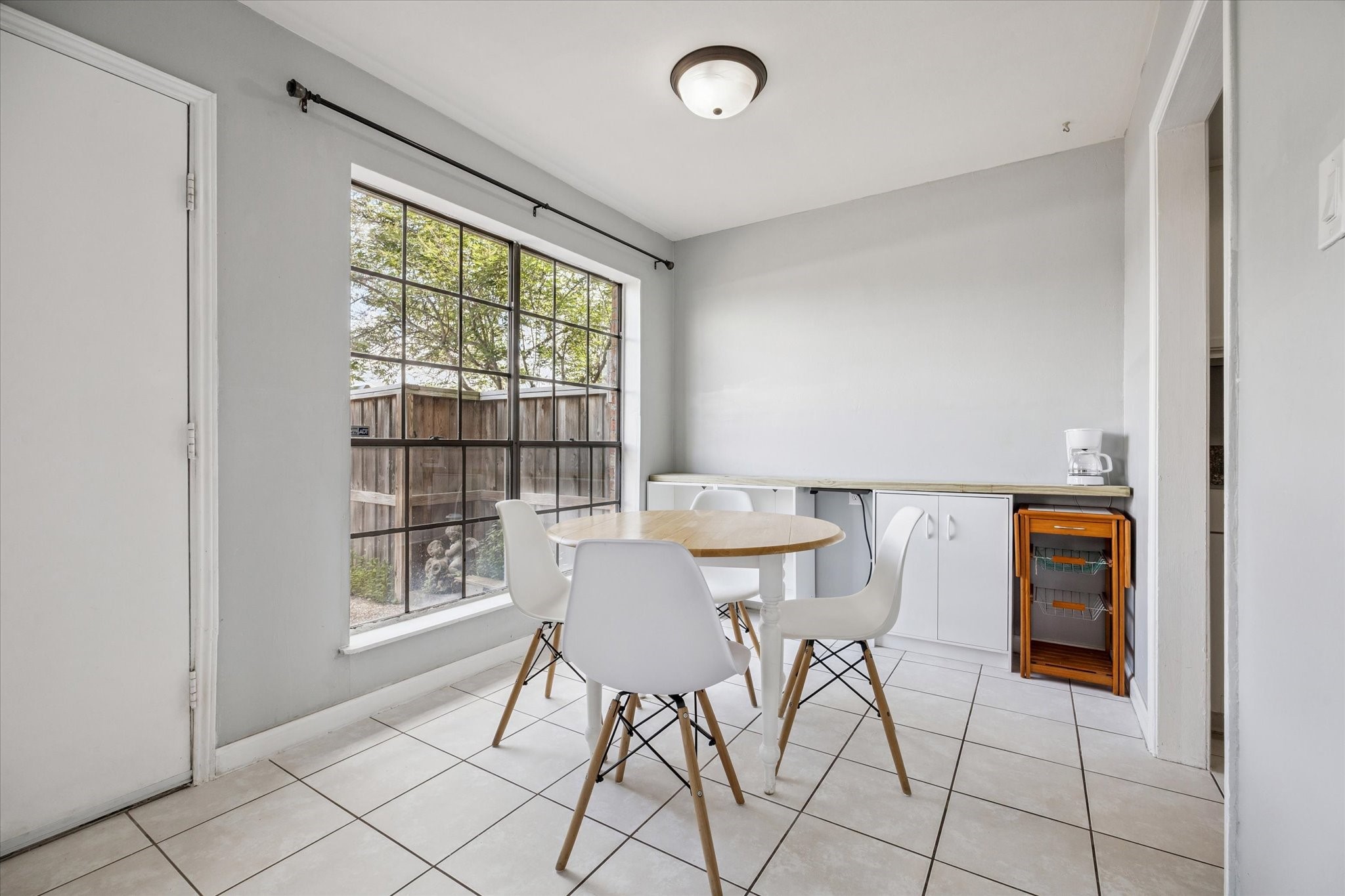 6517 Wanda Lane Houston, TX 77074 - Photo 11 of 29 A sunny spot to enjoy casual meals and morning coffee!