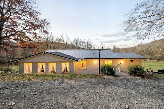 a view of a house with a yard
