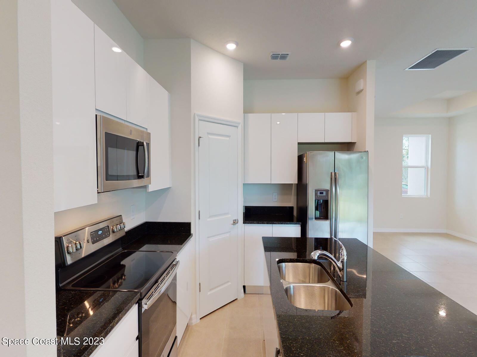 467 Scarlet Road Southwest Palm Bay, FL 32908 - Photo 6 of 18 007_Kitchen