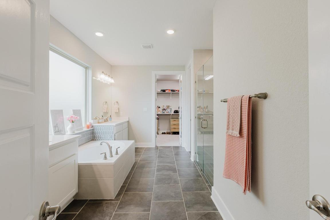 1104 Lickety Lane Georgetown, TX 78633 - Photo 16 of 40 a living room with furniture and a painting