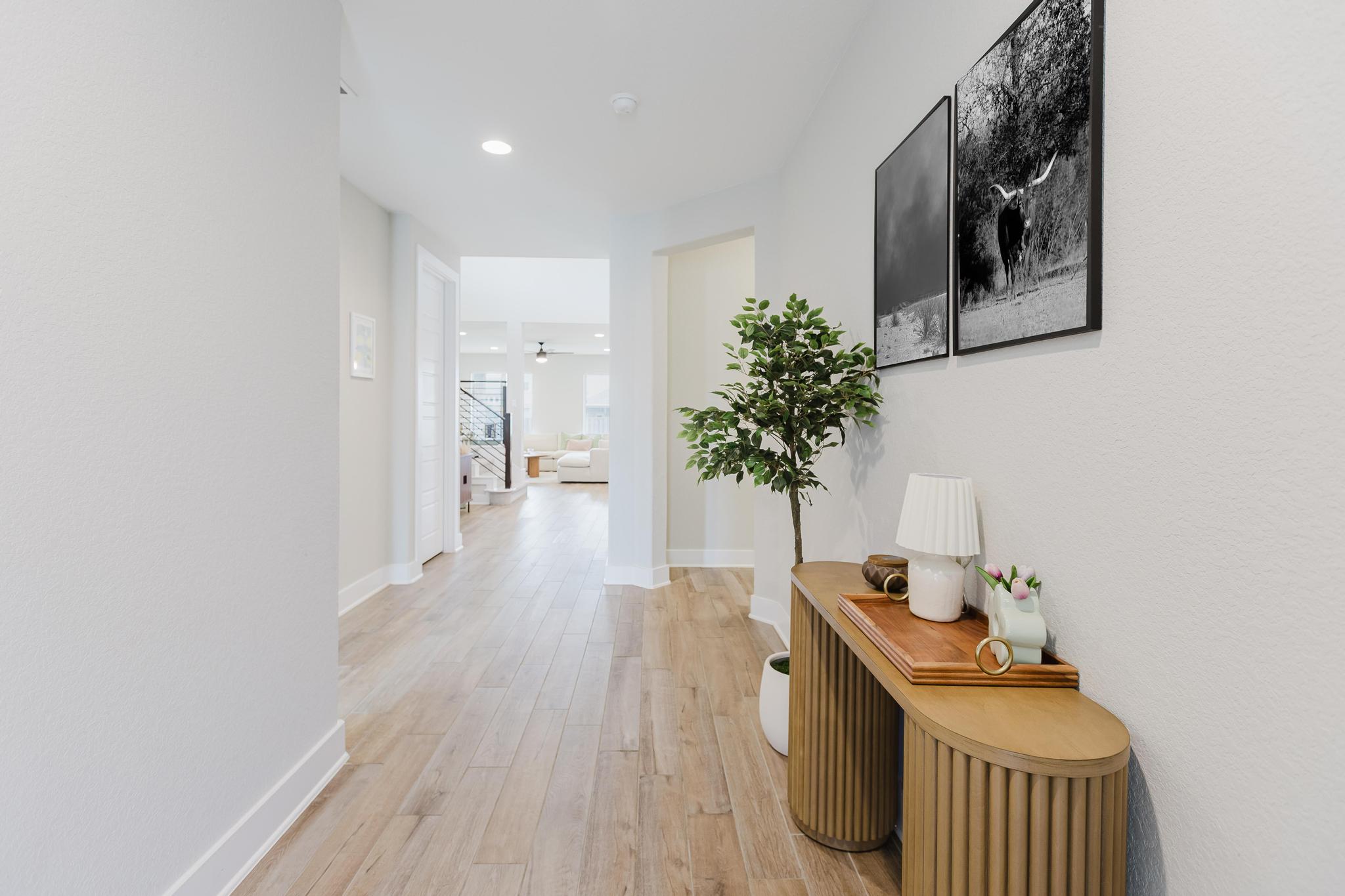1104 Lickety Lane Georgetown, TX 78633 - Photo 21 of 40 a room with furniture and potted plant
