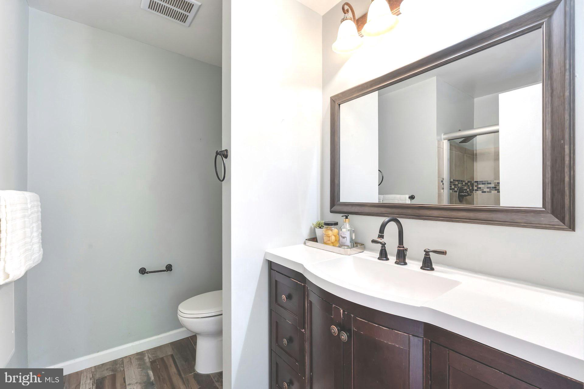 6310 Rockwell Road Burke, VA 22015 - Photo 11 of 26 Primary Ensuite