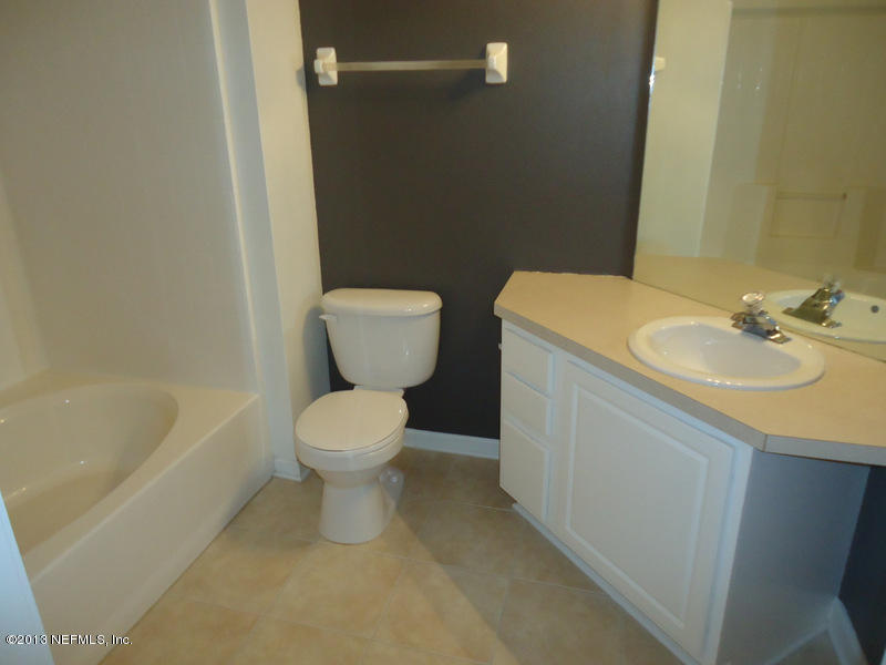 7990 Baymeadows Road East, Unit 1023 Jacksonville, FL 32256 - Photo 23 of 39 a bathroom with a sink a toilet and bathtub