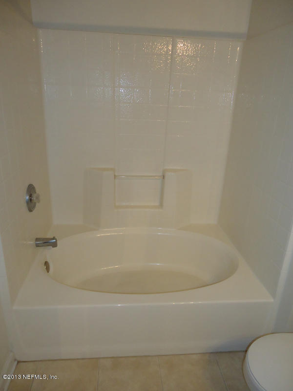 7990 Baymeadows Road East, Unit 1023 Jacksonville, FL 32256 - Photo 25 of 39 a bathroom with a bathtub