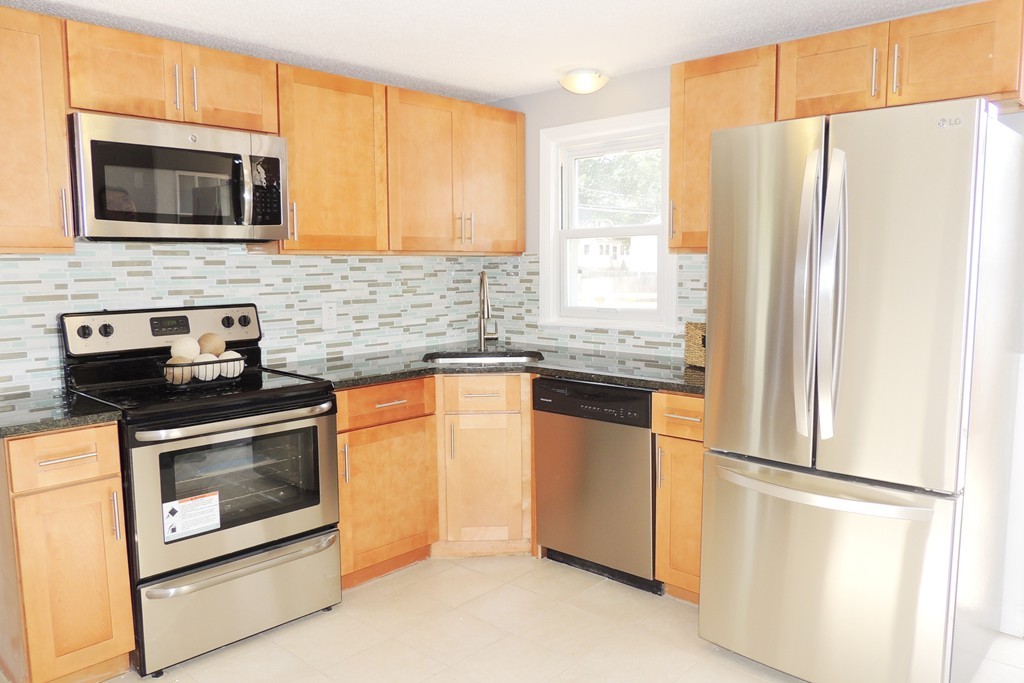 55 Linnell Street Springfield, MA 01104 - Photo 6 of 29 Gallery Image 6