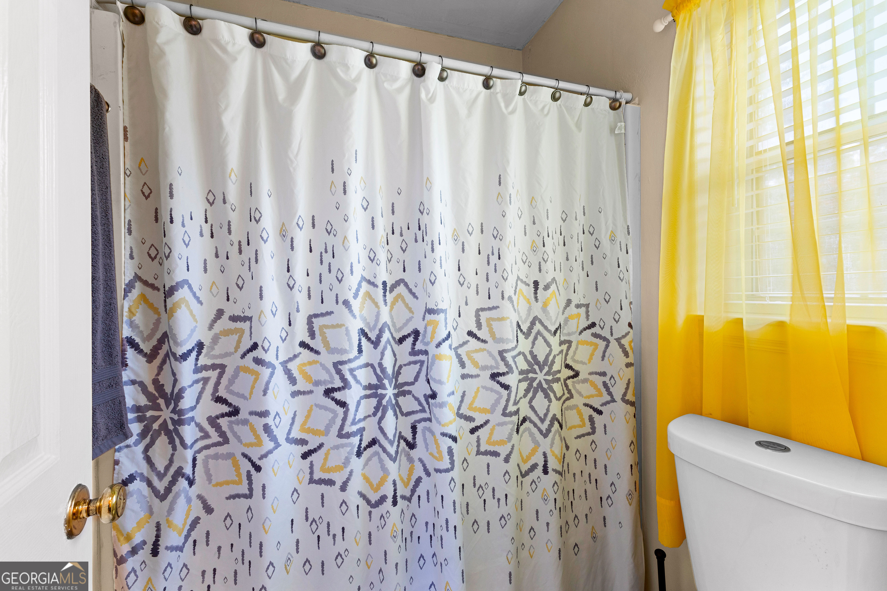 145 Greison Trail Newnan, GA 30263 - Photo 19 of 28 a bathroom with a shower curtain and a curtain